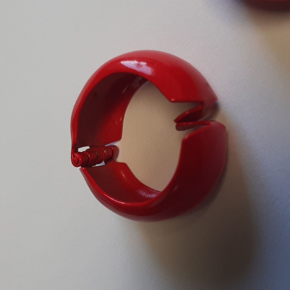 189. VINTAGE CLIP ON FASHION HINGED HOOP EARRINGS RED - Picture 4 of 4